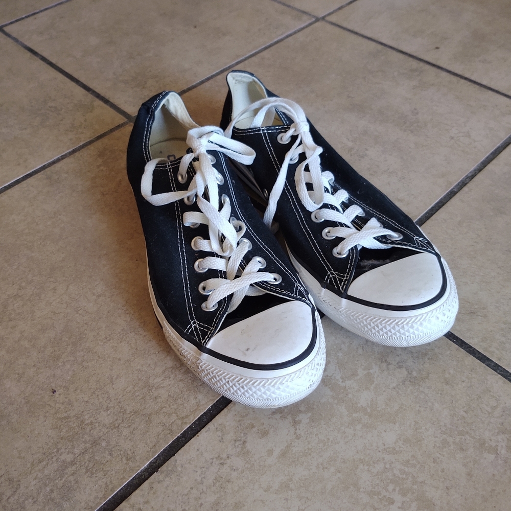 Converse tennis shoes,,Sz. 11.5W- 9.5M